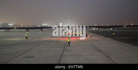 Abu Dhabi, Emirats arabes unis (EAU). Mar 9, 2015. L'avion solaire Solar Impulse 2 (TR2) attend sur la piste d'un aéroport à Abu Dhabi, capitale des Emirats arabes unis (EAU), le 9 mars 2015. Bertrand Piccard et André Borschberg, co-fondateurs de la Suisse et les pilotes de Solar Impulse 2 (TR2) ont commencé leur première tour du monde en vol le lundi à Abu Dhabi. Crédit : Un Jiang/Xinhua/Alamy Live News Banque D'Images
