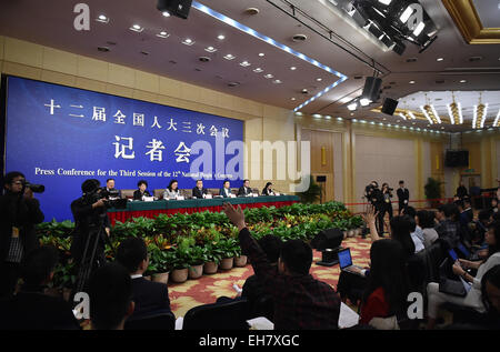 (150309) -- BEIJING, 9 mars 2015 (Xinhua) -- Kan Ke, Zheng Jie, Shuna, Yuan Wang Aili, Wu Zeng, fonctionnaires de la Commission pour les affaires législatives du Congrès national du peuple Comité permanent, donner une conférence de presse sur le projet de révision de la législation droit dans Beijing, capitale de la Chine, le 9 mars 2015. (Xinhua/Li ran) (yxb) Banque D'Images