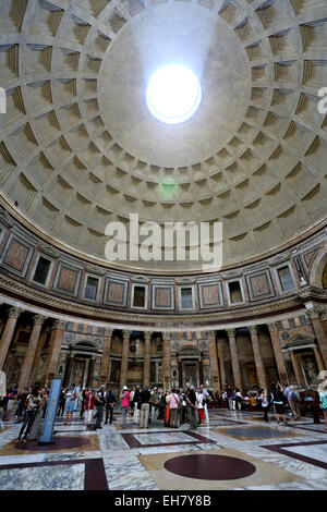 Le panthéon avec sa magnifique coupole est une icône parmi les monuments antiques de Rome. Banque D'Images