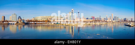 Panorama d'hiver gelé de Chicago à partir de marina. Chicago, Illinois, USA. Banque D'Images