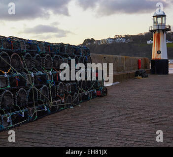 Des casiers à homard et le phare sur la jetée Smeaton St Ives Cornwall England Europe Banque D'Images