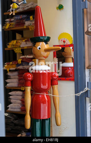 Un grand personnage Pinocchio en bois en tenue rouge, Rome, Italie. Banque D'Images