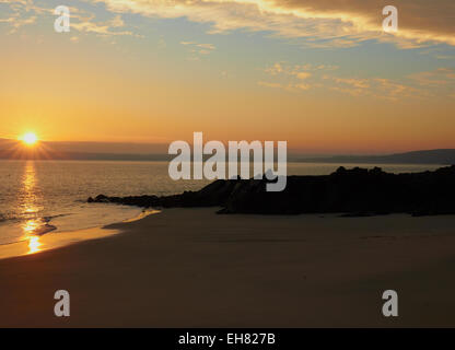 Lever du soleil sur la baie de St Ives de Porthgwidden Beach Europe Angleterre Cornwall Banque D'Images