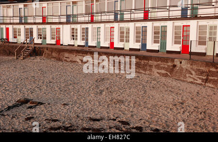 Cabines de plage peint traditionnel Porthgwidden St Ives Cornwall England Europe Banque D'Images