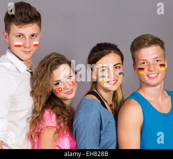 4 adolescents avec des drapeaux dessinés sur les visages Banque D'Images