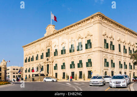 L'Auberge de Castille, (Bureau du Premier Ministre), battant pavillon maltais, La Valette, Malte, Europe Banque D'Images