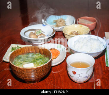 La vapeur chaude de la nourriture dans un repas traditionnel japonais : plusieurs cours du repas du soir sont servis en même temps. washoku ; Banque D'Images