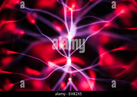 Boule de plasma : poutres et des traces dans l'obscurité. Abstract pattern Banque D'Images