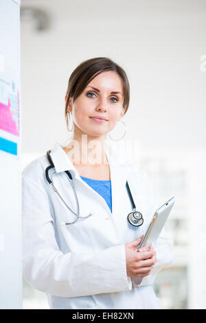 Jolie, femme médecin dans un laboratoire de l'hôpital (image avec copie espace ; couleur tonique) Banque D'Images