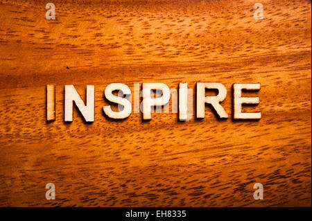 Wrritten mot inspirer avec lettres en bois Banque D'Images