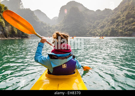 Femme kayak à la baie d'Halong, Vietnam, Indochine, Asie du Sud-Est, l'Asie Banque D'Images