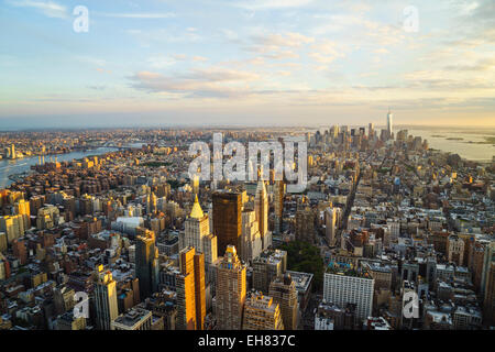 À la recherche d'horizon sud vers le bas Manhattan au coucher du soleil, un World Trade Center à vue, Manhattan, New York City, New York, USA Banque D'Images