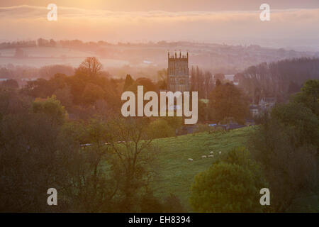 Campagne des Cotswolds et St James Church à l'aube, Chipping Campden, Cotswolds, Gloucestershire, Angleterre, Royaume-Uni, Europe Banque D'Images