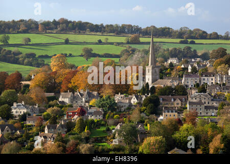 Saint Mary's Parish Church et Village en automne, Painswick, Cotswolds, Gloucestershire, Angleterre, Royaume-Uni, Europe Banque D'Images