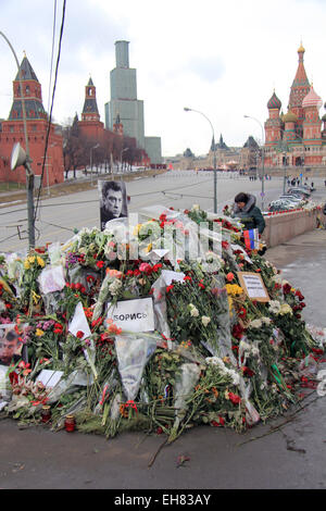 Portrait d'un vétéran de l'opposition russe assassinée chef Boris Nemtsov fleurs ci-dessus diffusées en sa mémoire sur le site de son meurtre dans le centre de Moscou, Russie, 07 mars 2015. Boris Nemtsov a été abattu tard dans la soirée du 27 février en marchant sur le pont Bolshoy Kammeny près du Kremlin. Photo : Julius Koerbel/dpa Banque D'Images