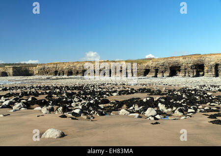 Col Huw Bay et Sea caves, Llantwit Major, la côte du Glamorgan, Vale of Glamorgan, Pays de Galles, Royaume-Uni. Banque D'Images