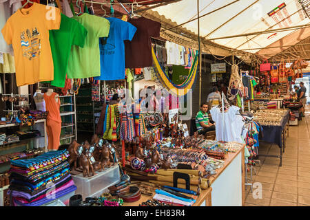 Artisanat et souvenirs en vente dans le célèbre marché couvert Mercado Artesanias, populaire auprès des touristes, Masaya, Nicaragua Banque D'Images