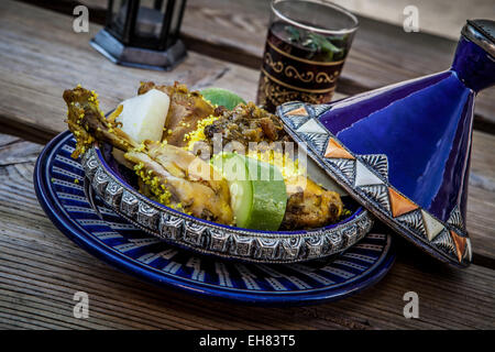 La cuisine marocaine tajine de poulet avec les légumes et le thé Banque D'Images