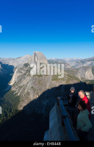 Les touristes profiter de demi-dôme vue depuis Glacier Point, Yosemite National Park, Californie Banque D'Images