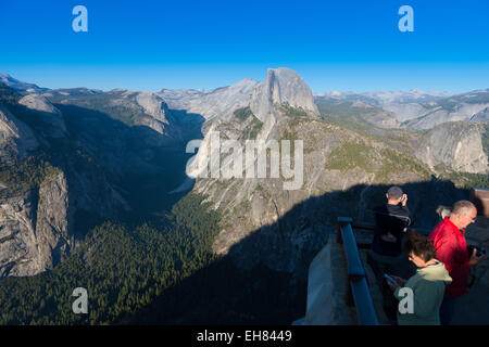 Les touristes profiter de demi-dôme vue depuis Glacier Point, Yosemite National Park, Californie