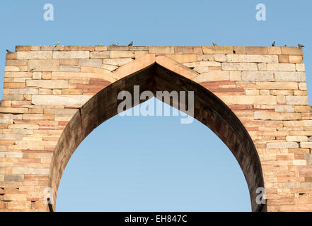 Arc de Quwwat-ul-Islam mosquée de Qutb Minar Complex, Delhi, Inde Banque D'Images