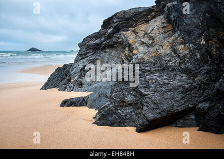 Surplombant la mer depuis la plage de Crantock près de Newquay en Cornouailles, Angleterre. Banque D'Images