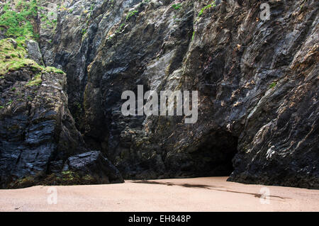 Grotte mystérieuse dans les falaises à plage de Crantock près de Newquay en Cornouailles, Angleterre. Banque D'Images