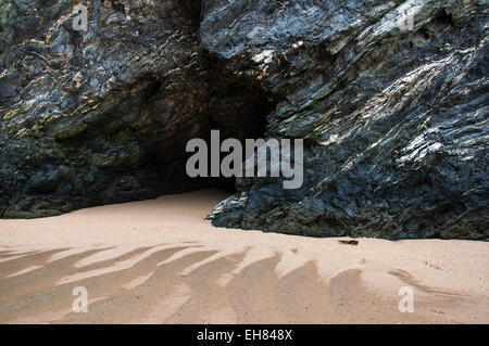Grotte mystérieuse dans les falaises à plage de Crantock près de Newquay en Cornouailles, Angleterre. Banque D'Images