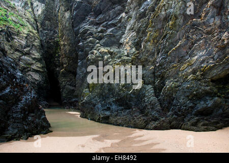 Grotte mystérieuse dans les falaises à plage de Crantock près de Newquay en Cornouailles, Angleterre. Banque D'Images