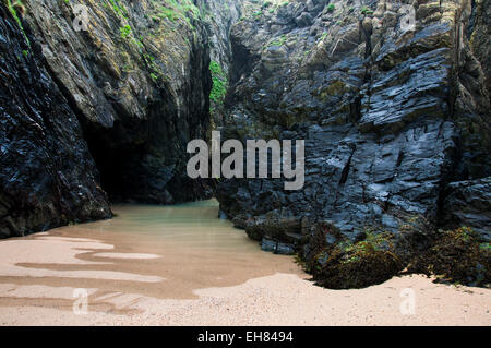 Grotte mystérieuse dans les falaises à plage de Crantock près de Newquay en Cornouailles, Angleterre. Banque D'Images