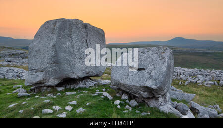 'La Presse' fromage géant de pierre erratiques glaciaires en vue d'Ingleborough Hill à Kingsdale dans les vallées du Yorkshire, UK Banque D'Images