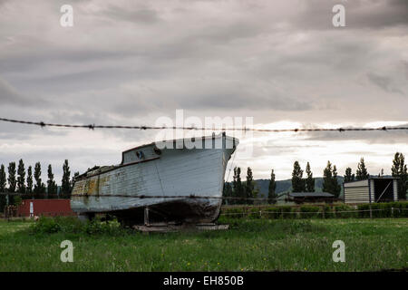 Vieux bateau dans un champ près de Miranda, Nouvelle Zélande Banque D'Images