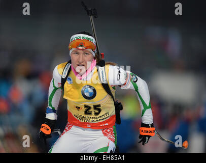 Kontiolahti (Finlande). 05Th Mar, 2015. Darya Domracheva de la Biélorussie en action pendant la compétition de poursuite 10 km aux Championnats du monde de biathlon à Kontiolahti (Finlande), 08 mars 2015. Photo : Ralf Hirschberger/dpa/Alamy Live News Banque D'Images