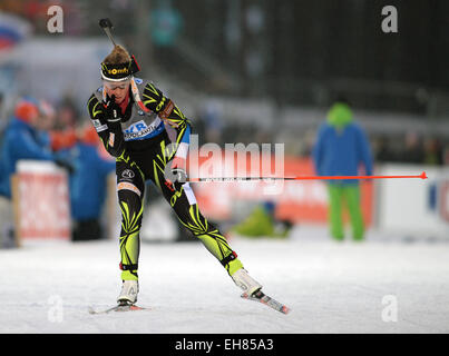 Kontiolahti (Finlande). 05Th Mar, 2015. Marie Dorin Habert de la France en action au cours de la compétition de poursuite 10 km aux Championnats du monde de biathlon à Kontiolahti (Finlande), 08 mars 2015. Photo : Ralf Hirschberger/dpa/Alamy Live News Banque D'Images