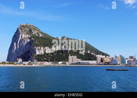 Le rocher et la ville vue sur la baie de l'Espagne, Gibraltar, Royaume-Uni, Europe de l'Ouest. Banque D'Images