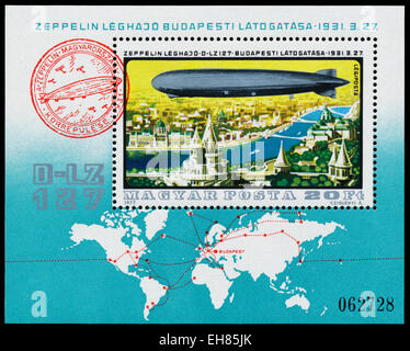 Hongrie - circa 1977 : timbres en Hongrie montre Zeppelin airship plus de Budapest en 1931, vers 1977 Banque D'Images