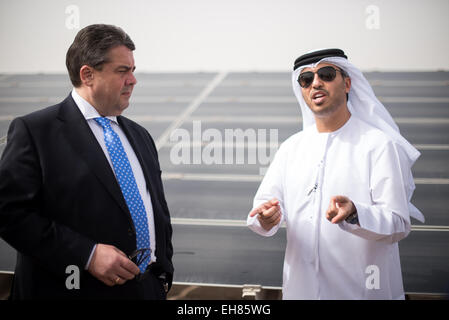 Ministre fédéral allemand de l'Economie Sigmar Gabriel (SPD) visite le projet de Masdar city durable avec Masdar chef Ahmad Belhoul et ressemble à un champ de panneaux solaires à Abu Dhabi, Emirats Arabes Emriates, 09 mars 2015. La ville durable, dont la construction a commencé en février 2008, est le siège de l'Agence internationale de l'énergie renouvelable (IRENA). Ministre fédéral allemand de l'économie, Sigmar Gabriel, et d'une grande délégation économique est dans la région du Golfe jusqu'à mardi, 10 mars, à tenir des négociations. Photo : Bernd von Jutrczenka/dpa Banque D'Images