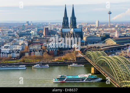 La cathédrale de Cologne et de pont Hohenzollern, Cologne (Köln), Rhénanie du Nord-Westphalie, Allemagne, Europe Banque D'Images