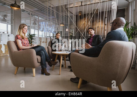 Les gens d'affaires multiracial dans office zone de réunion. Creative business people discussing nouveau projet. Banque D'Images