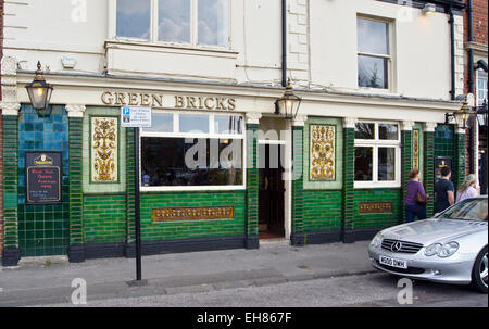 Photo d'archive briques vert pub, Humber Dock Street, Kingston Upon Hull, East Riding, Yorkshire, Angleterre, désormais un bar à vin branché Banque D'Images