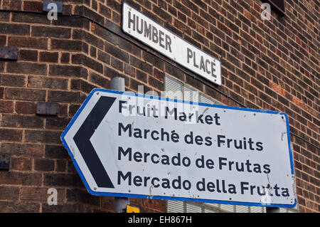 Image d'archive du marché des fruits à signer quadrilingue en français, anglais, espagnol et italien, Kingston Upon Hull, Yorkshire, Angleterre, aujourd'hui détruits Banque D'Images