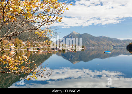 Village de Walchensee et Jochberg Mountain se reflétant dans le lac Walchensee en automne, Alpes bavaroises, Upper Bavaria, Bavaria, Germany Banque D'Images