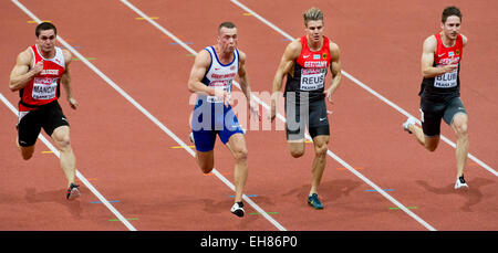 La Grande-Bretagne Richard Kilty, deuxième à gauche, s'exécute pour gagner la course de 60 m entre la cinquième Suisse placé Pascal Mancini, gauche, troisième placé Allemagne's Julian Reus, deuxième à partir de la droite, et la deuxième places Christian Blum de l'Allemagne, au cours de l'Europe d'athlétisme Championnats de l'intérieur à Prague, République tchèque, le 8 mars 2015. (CTK Photo/Vit Simanek) Banque D'Images