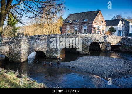 Le pont médiéval sur la rivière d'Oisans, à l'Oisans, Shropshire, Angleterre Banque D'Images