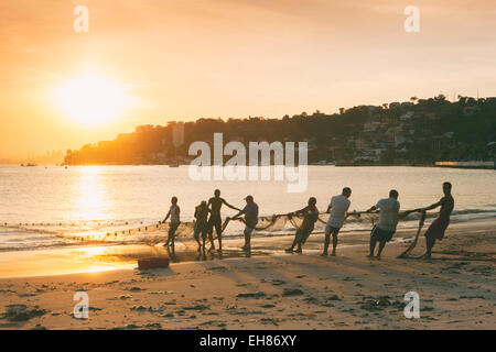 Les pêcheurs sur la plage de Niteroi, avec la ville de Rio dans l'arrière-plan, Rio de Janeiro, Brésil, Amérique du Sud Banque D'Images