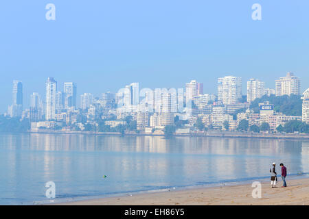 Un musulman et un Hindou man talking on Chowpatty beach, Mumbai, Maharashtra, Inde, Asie Banque D'Images