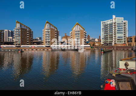 Flasts moderne autour de Limehouse Basin bassin avec des bateaux amarrés dans Banque D'Images