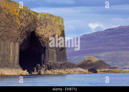 La Grotte de Fingal, l'entrée de la grotte avec la bruyère les pentes couvertes de Mull derrière, Argyll and Bute, Ecosse, Royaume-Uni Banque D'Images