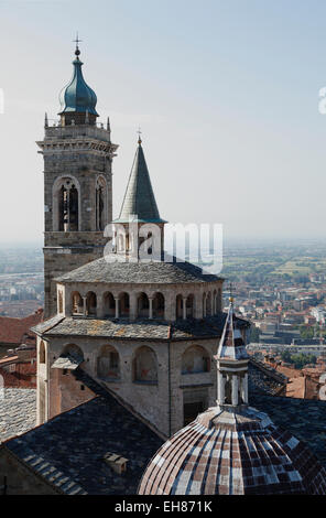 Basilica di Santa Maria Maggiore, avec le dôme de la chapelle Colleoni, Bergame, Lombardie, Italie Banque D'Images