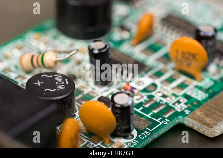 Close-up de la platine électronique avec des croustilles et condensateurs - faible profondeur de champ Banque D'Images